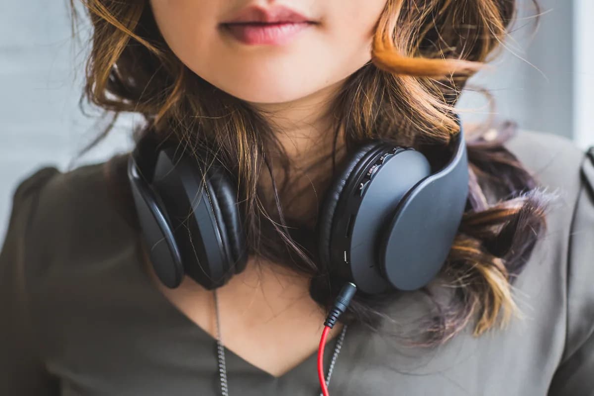 Varoex support agent wearing a headset